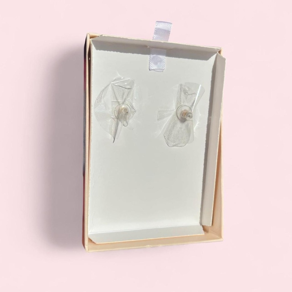 Camila Coelho | New In Box Mother Of Pearl Flower Earrings - Picture 5 of 6